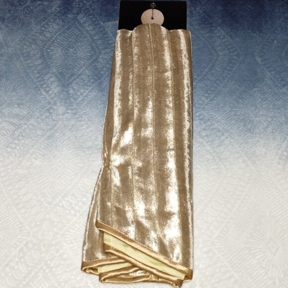 Beautiful Gold Shimmering Round Tree Skirt 48" in diameter. Retail $54.99. - Picture 2 of 6